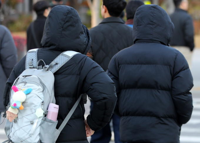 오는 20일 오후부터 추위가 서서히 풀릴 전망이다. 사진은 19일 광화문사거리 인근을 지나는 시민들. /사진=뉴시스 