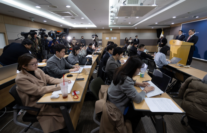 정홍식 법무부 국제법무국장이 19일 오후 경기도 과천시 중앙동 정부과천청사 내 법무부 청사에서 론스타 ISDS 취소 결정 선고 관련 브리핑을 하고 있다./사진=뉴스1