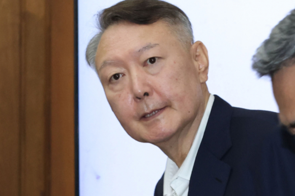 윤석열 전 대통령이 한덕수 전 국무총리의 내란 혐의 관련 재판에 증인으로 출석하겠다고 밝혔다. 사진은 윤 전 대통령이 지난 9월26일 서울 서초동 서울중앙지법에서 열린 특수공무집행방해 혐의 재판에 출석하고 있는 모습. /사진=뉴스1(공동취재단)