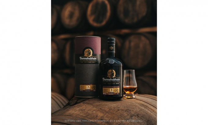 캄파리코리아가 스코틀랜드 아일라(Islay)를 대표하는 논피트 싱글몰트 위스키 브랜드 부나하벤의 신제품 '부나하벤 12년 캐스크 스트랭스 2025 에디션'을 국내에 한정 출시한다. /사진=캄파리코리아