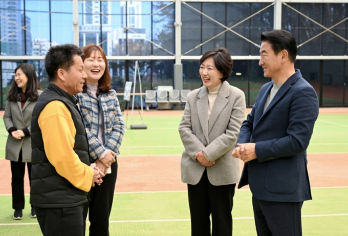 김동근 의정부시장이 지난 17일 모두의운동장 개방 3주년 기념 간담회에서 참석자들과 이야기를 나누고 있다. /사진제공=의정부시
