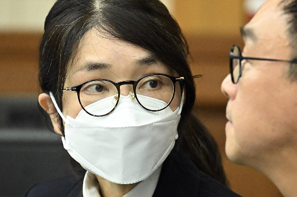 김건희 여사 측이 건강 이상을 호소하며 퇴정을 요청했다. 사진은 도이치모터스 주가조작, 통일교 청탁·뇌물 수수 의혹 혐의 등으로 구속기소 된 김 여사가 지난 9월24일 오후 서울 서초구 서울중앙지방법원에서 열린 첫 재판에 출석해 변호사와 이야기를 나누고 있는 모습. /사진=뉴시스