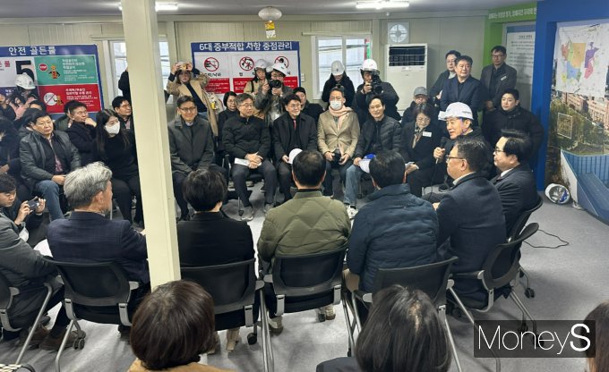 오세훈 서울시장이 19일 오후 서울 동작구 노량진재정비촉진지구를 방문해 주민들과 간담회를 갖고 있다. /사진=장동규 기자