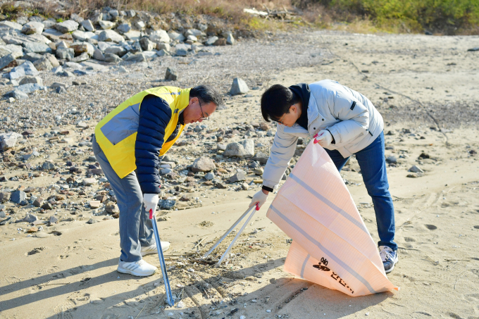 19일 경기신용보증재단 시석중 이사장(왼쪽)을 비롯한 임직원 20여 명이 안산시 대부도 방아머리 해수욕장 일대에서 '경기바다 함께해(海)' 해양 정화 활동을 진행했다. /사진제공=경기신보