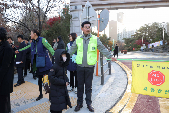 19일 교동초 앞에서 이상일 용인특례시장(오른쪽 노란조끼)이 교통지도 봉사를 하고 있다. /사진제공=용인특례시