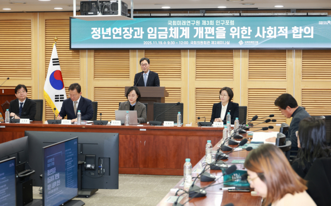 19일 서울 여의도 국회 의원회관에서 '정년연장과 임금체계 개편을 위한 사회적 합의'를 주제로 열린 국회미래연구원 제3회 인구포럼에서 김기식 국회미래연구원장이 인사말을 하고 있다. / 사진=뉴시스 고승민 기자 