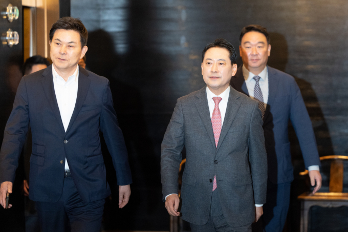 장동혁 국민의힘 대표가 19일 당 중진들을 만나 "대여투쟁에 힘을 모아달라"고 밝혔다.사진은 19일 장 대표가 서울 여의도의 한 식당으로 중진 오찬을 하기 위해 발걸음을 옮기고 있는 모습. /사진=뉴스1