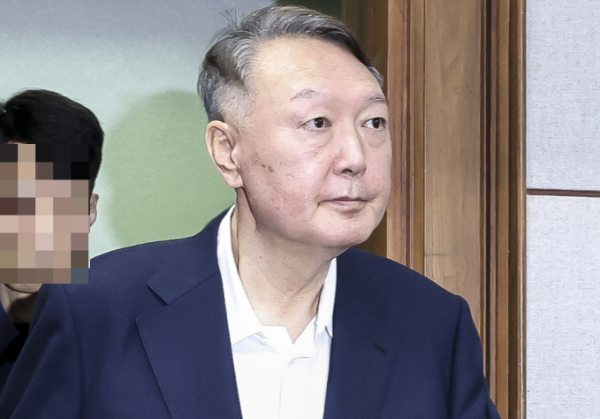 윤석열 전 대통령이 한덕수 전 국무총리 내란 혐의 재판에 증인으로 출석했다. 사진은 지난 9월26일 윤 전 대통령이 서울 서초구 서울중앙지법에서 열린 특수공무집행방해, 직권남용 권리행사방해 등 혐의 사건 첫 공판에 출석하고 있는 모습. /사진=뉴스1(공동취재단)