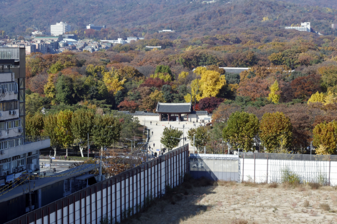 세운토지주들이 국사유산청 규제에 반발하고 나섰다. 사진은 서울 종로구 종묘와 세운 4구역 재개발 공사 현장 모습./사진=뉴스1