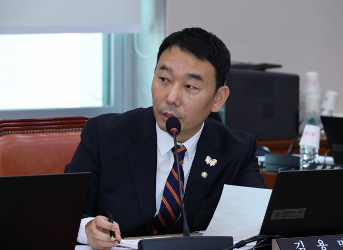국회 법제사법위원회 소속 더불어민주당 간사인 김용민 의원을 포함한 범여권 의원들이 19일 서울 여의도 국회 소통관에서 기자회견을 열고 "검사장 18명의 집단 항명 행위에 대해 국가공무원법 위반 혐의로 고발한다"고 밝혔다. 사진은 지난달 20일 김 의원이  국회에서 열린 법사위 국정감사에서 질의를 하는 모습. /사진=뉴시스