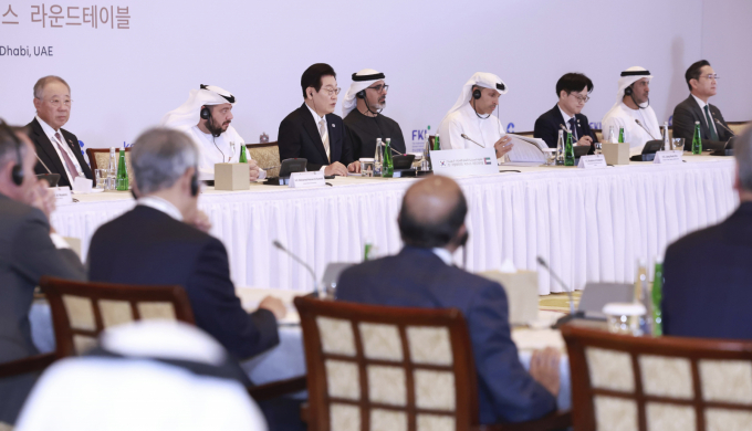 이재명 대통령이 19일(이하 현지시각) 한-아랍에미리트(UAE) 비즈니스라운드테이블에서 한국은 UAE에 AI 허브 도약을 위한 파트너가 될 것이라고 밝혔다. 사진은 19일(현지시각) 이 대통령이 아부다비 한 호텔에서 열린 한-UAE 비즈니스 라운드테이블에서 발언하는 모습. /사진=뉴시스