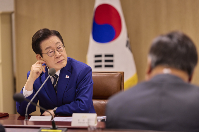 이재명 대통령이 김건희 특검팀(특별검사 민중기)의 수사 기간 연장을 승인했다. 사진은 지난 16일 이 대통령이 서울 용산구 대통령실 청사에서 열린 한미 관세협상 후속 민관 합동회의에서 발언을 듣는 모습. /사진=뉴시스(대통령실 제공)