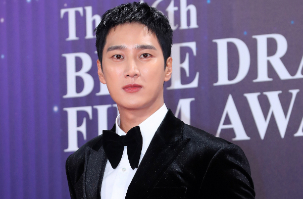 배우 안보현이 제46회 청룡영화상 신인상을 수상했다. 사진은 배우 안보현이 19일 오후 서울 영등포구 KBS홀에서 열린 제46회 청룡영화상 레드카펫 행사에서 포즈를 취하는 모습. /사진=뉴시스