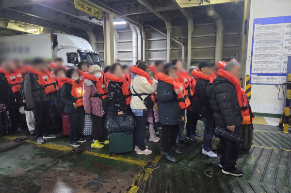 이재명 대통령이 신안 여객선 좌초 사고 보고를 받은 직후 신속 수습을 지시했다. 사진은 19일 저녁 8시17분쯤 전남 신안군 장산면 족도에서 좌초한 여객선 퀸제누비아2호에서 승객들이 구명조끼를 입고 하선 준비를 하고 있는 모습. /사진=뉴스1(독자 제공)