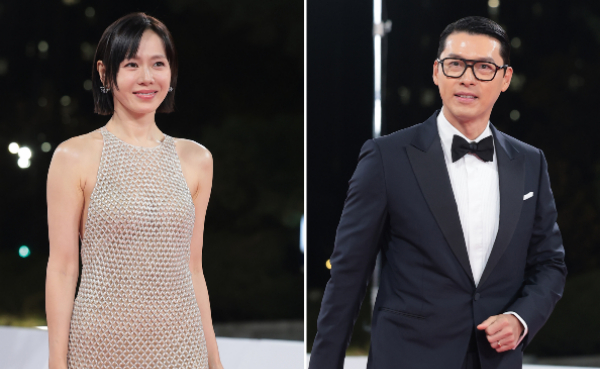 배우 현빈·손예진 부부가 제46회 청룡영화상에서 청정원 인기상에 이어 주연상을 동반 수상했다. 사진은 배우 현빈·손예진 부부가 19일 오후 서울 영등포구 KBS홀에서 열린 제46회 청룡영화상 시상식에 참석해 각각 레드카펫을 밟는 모습. /사진=뉴스1
