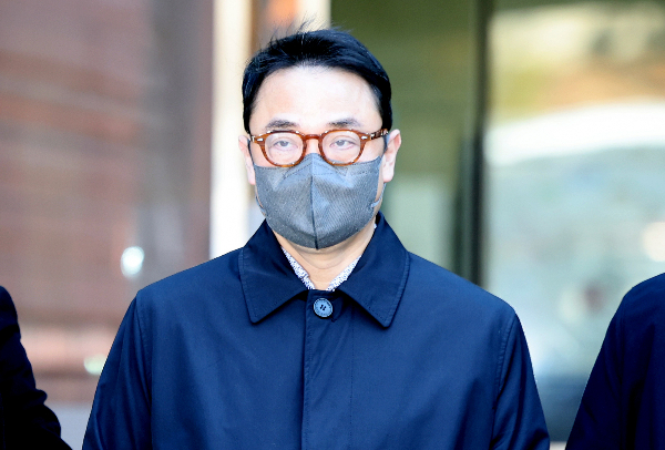 양평 공흥지구 개발 특혜 의혹에 연루된 김건희 여사의 오빠 김진우씨의 구속영장이 기각됐다. 사진은 19일 김씨가 서울 서울 서초구 서울중앙지법에서 열린 구속 전 피의자 심문(영장실질심사)을 마친 뒤 법원을 빠져나가고 있는 모습. /사진=뉴스1
