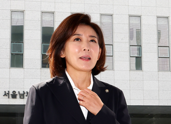 과거 자유한국당시절 더불어민주당이 강항핸 법안 패스트트랙을 저지한 혐의를 받는 전현직 국민의힘 국회의원과 보좌진이 사건 발생 6년7개월 만에 1심 선고를 받는다. 사진은 지난 9월15일 서울 양천구 남부지법에서 열린 결심 공판에 출석한 나경원 국민의힘 의원. /사진=뉴스1 