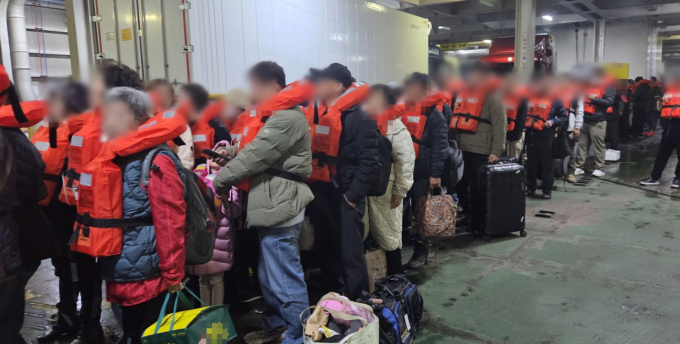 전남 신안 앞바다에서 대형 여객선 좌초 사고가 발생한 가운데 승객 267명이 약 3시간 만에 전원 구조됐다.사진은 지난 19일 오후 8시 17분쯤 전남 신안군 장산면 족도에서 좌초한 여객선 퀸제누비아2호에서 승객들이 구명조끼를 입고 하선 준비에 나선 모습. /사진=뉴스1(독자제공)
