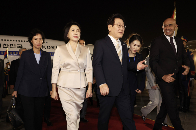 이재명 대통령이 압델 파타 엘시시 대통령과 취임 후 첫 정상회담 및 공식 오찬을 갖는다. 사진은 지난 19일(현지시각) 이집트를 공식 방문한 이재명 대통령과 김혜경 여사가 카이로 국제공항에서 이동하는 모습. /사진=뉴시스