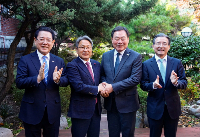 강기정 광주광역시장이 19일 서울 용산의 한 음식점에서 대통령실 주관 ‘대통령실-지자체 4자 사전협의’에 참석해 광주 민간·군공항 통합이전 추진에 대한 공감대를 이루며 기념촬영을 하고 있다.(사진 왼쪽부터 김영록 전남지사, 강기정 광주시장, 김산 무안군수, 김용범 대통령실 정책실장)/시진=광주시