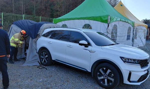 강원 태백에서 '차박'하던 60대 남녀가 차 안에서 숨진 채 발견됐다. 사진은 지난 18일 태백산국립공원 유일사 주차장서 구급대원이 차를 확인하고 있는 모습. /사진=뉴시스(강원소방본부 제공)