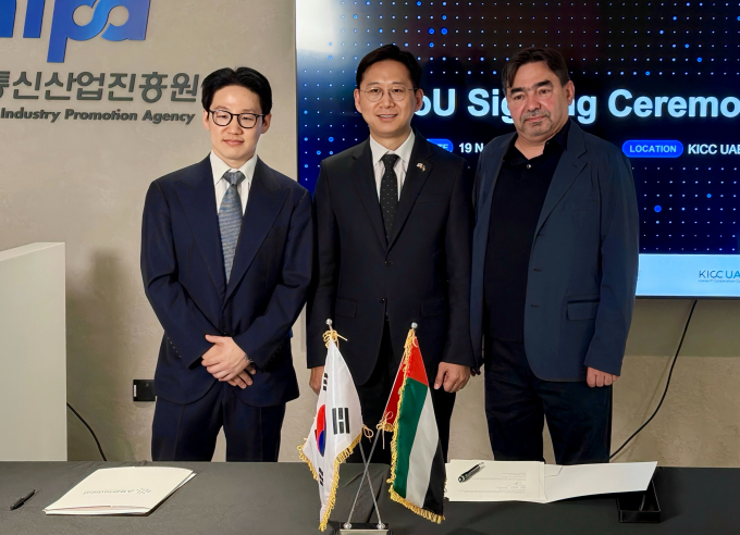 루닛이 ARJ그룹과 의료 AI (인공지능) 디지털 헬스 혁신 등에 협력한다. 사진은 왼쪽부터 서범석 루닛 대표, 배경훈 부총리 겸 과학기술정보통신부 장관, 알리레자 주다키 ARJ그룹 CEO(최고경영자). /사진=루닛