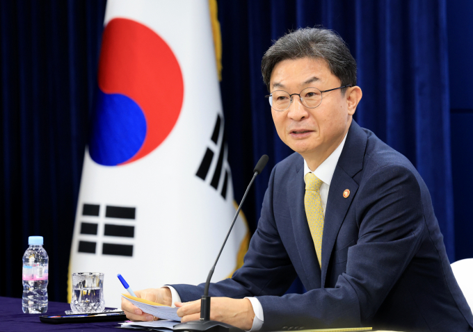 이억원 금융위원장이 20일 오전 10시 여신금융협회 11층 대회의실에서 정완규 여신금융협회장과 카드사·캐피탈사·신기술금융회사 등 15개사 CEO들과 간담회를 열었다. /사진=뉴스1
