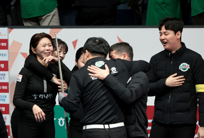 하나카드가 11연승을 달린 SK렌터카를 잡고 2연승에 성공했다. 사진은 하나카드 선수단. /사진=프로당구협회(PBA) 제공