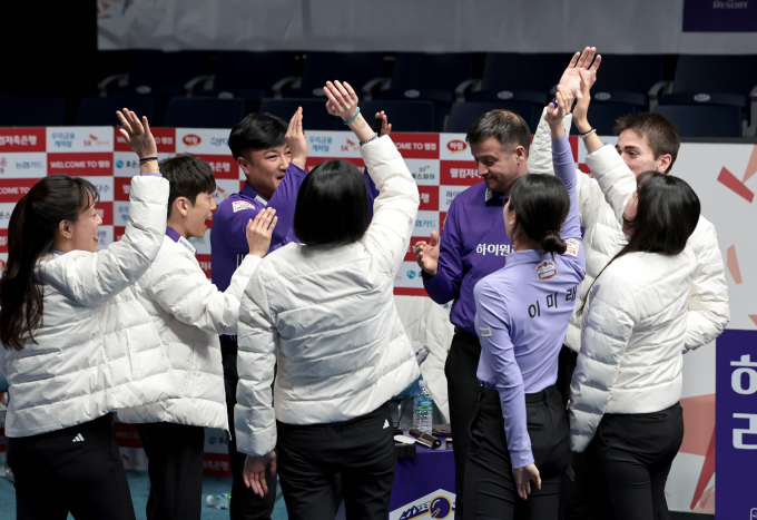 하이원리조트가 웰컴저축은행에 극적인 역전승을 거뒀다. 사진은 하이원리조트 선수단. /사진=프로당구협회(PBA) 제공