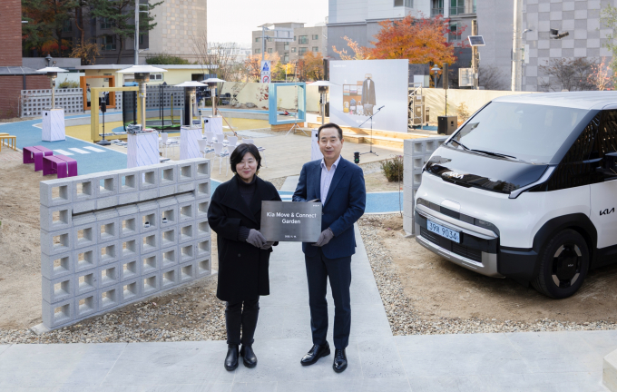 정원정 기아 국내사업본부장 부사장(오른쪽)과 허경아 꿈나무마을 파란꿈터 원장이 기념 촬영을 하는 모습. /사진=기아