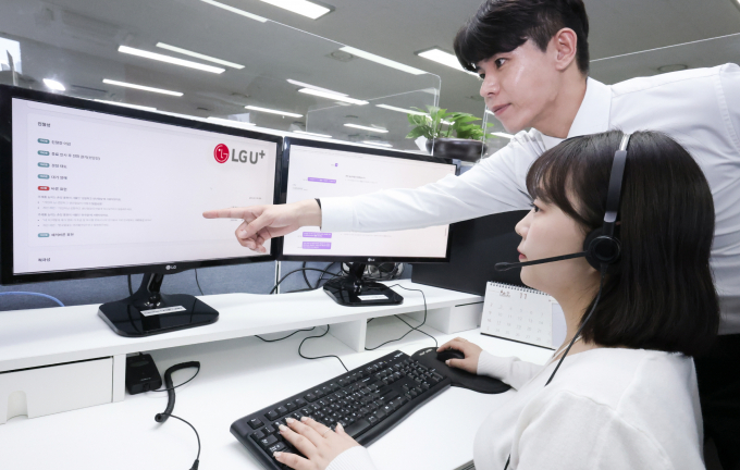 LG유플러스가 고객센터 전화 상담 품질을 업그레이드하기 위해 대규모언어모델(LLM) 기반 상담사 코칭 설루션 'AI Auto QA'를 개발했다고 20일 밝혔다. 사진은 LG유플러스 고객센터 상담사가 상담코칭을 받는 모습./ 사진=LG유플러스