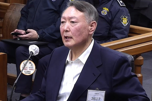 윤석열 전 대통령이 한덕수 전 국무총리의 내란 혐의 재판에 증인으로 출석했다. 사진은 지난 19일 오후 윤 전 대통령이 서울 서초구 서울중앙지방법원에서 열린 한덕수 전 국무총리의 내란 중요임무 종사 등 혐의 공판에 증인으로 출석하고 있는 모습. /사진=뉴스1(서울중앙지법 제공)