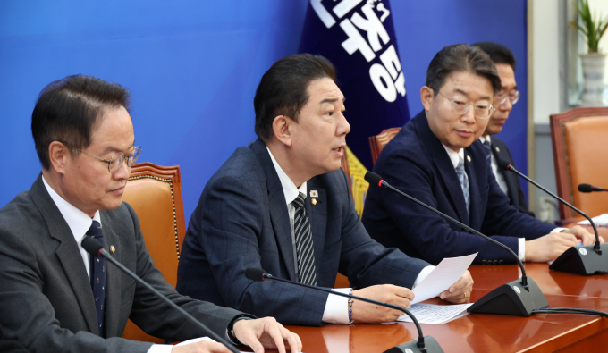 김병기 더불어민주당 원내대표가 20일 북한은 이재명 정부의 남북 군사회담 제안에 조속히 응답해야 한다고 밝혔다. 사진은 이날 김 원내대표(가운데)가 서울 여의도 국회에서 열린 민주당 정책조정회의에서 발언하는 모습. /사진=뉴시스