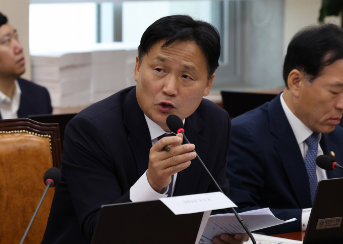 김영진 더불어민주당 의원이 검찰 집단 반발에 대해 "법원 판단을 받으면 된다"고 말했다. 사진은 지난달 14일 김영진 더불어민주당 의원이 서울 여의도 국회에서 열린 기획재정부 국정감사에서 질의하는 모습. /사진=뉴시스