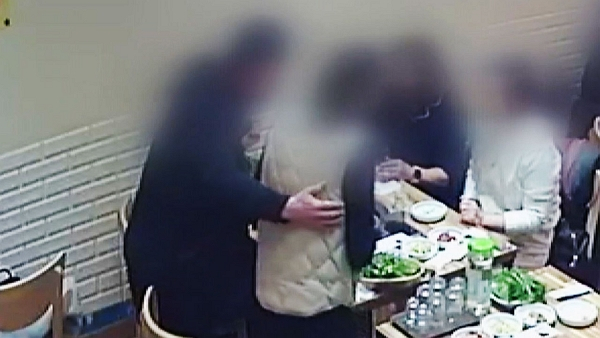 성추행 누명을 벗었는데도 회사 내부 징계가 유지됐다는 남성이 억울함을 호소하고 있다. 사진은 회식 당시 CCTV 속 남성과 여직원의 모습. /사진=JTBC '사건반장' 캡처