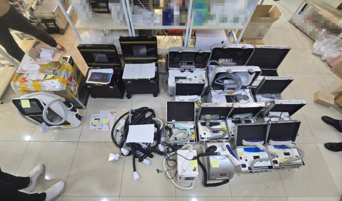 경북 소재 미용재료샵에서 압수한 불법 레이저 의료기기들/사진=남해해양경찰청