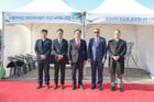 (왼쪽 두 번째부터) 박광선 어플라이드 머티어리얼즈 코리아 대표, 이권재 오산시장, 사티시 쿠푸라오 어플라이드 머티어리얼즈 반도체 운영 총괄 부사장 등이 어플라이드 컬래버레이션 센터 코리아 부지에서 현장점검 후 기념촬영을 하고 있다. /사진제공=오산시 