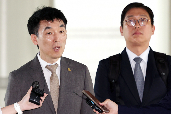 김용현 전 국방부 장관의 변호인들이 감치 명령을 받았지만, 구치소에 수용되진 않았다. 사진은 김 전 국방부 장관의 변호인인 이하상 변호사가 지난 6월25일 오전 서울 서초구 서울중앙지방법원에서 열린 김 전 장관의 구속영장 심문기일에 출석하며 취재진의 질문에 답하고 있다. 이 변호사 오른쪽은 유승수 변호사. /사진=뉴시스
