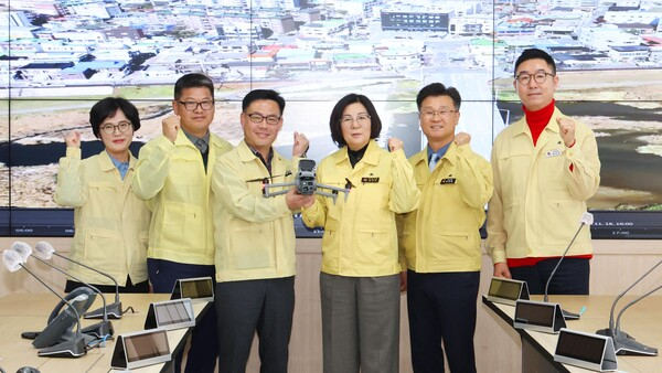 김보라 경기 안성시장이 최근 구축된 재난 안전 드론 영상관제 시스템을 점검하고 관계자들과 사진촬영을 찍고 있다. /사진제공=안성시