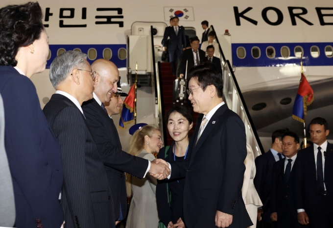 이재명 대통령이 이집트 비전2030의가장 신뢰할 만한 파트너가 한국"이라고 밝혔다. 사진은 지난 19일(한지시각) 이집트를 공식 방문한 이 대통령이 카이로 국제공항에서 환영 인사들과 악수를 하는 모습. /사진=뉴시스