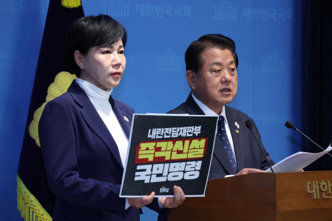 더불어민주당 내란특검대응 특별위원회가 사법부의 12·3 비상계엄 협조 의혹을 철저히 수사해야 한다고 촉구했다. 사진은 20일 전현희 3대 특검 종합대응 특위 위원장(왼쪽)과 김병주 내란특검대응특별위원회 위원장이 서울 여의도 국회 소통관에서 사법부의 계엄 협조 의혹을 제기하며 수사를 촉구하는 모습. /사진=뉴시스