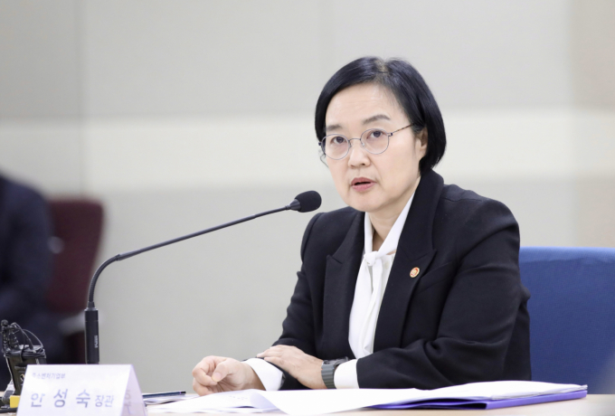 지난 12일 인천 국제우편물류센터에서 열린 '중소기업 온라인 수출 활성화 방안 발표 및 현장 간담회'에서 모두 발언을 하고 있는  한성숙 중소벤처기업부 장관 /사진=뉴스1
