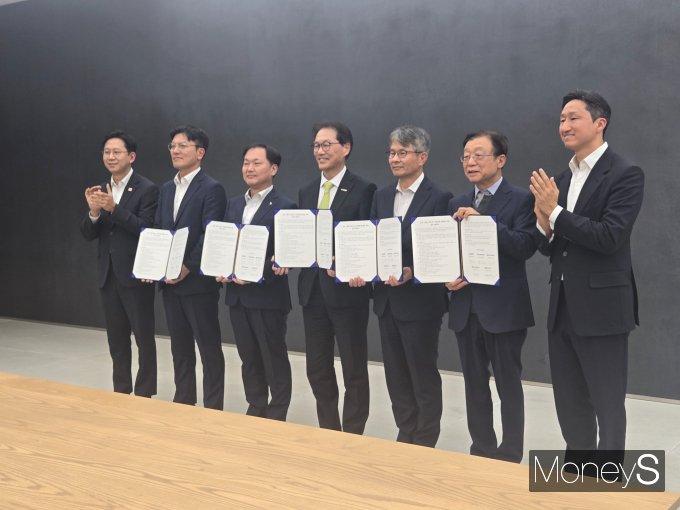 20일 HD현대 글로벌R&D센터에서 열린 '조선·해양 산업 AI 기술 개발 협력을 위한 업무 협약식에서 기념 촬영을 하고 있는 관계자들의 모습. /사진=김이재 기자 