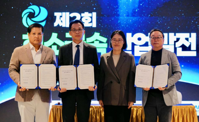 20일 고려아연이 서울 용산구 피스앤파크 컨벤션에서 열린 '제2차 희소금속 산업발전협의회'에 참여해 국가희소금속센터, 에이치케이머티리얼즈와 게르마늄 공급망 안정화를 위한 상생협력 업무협약을 체결했다. /사진=고려아연