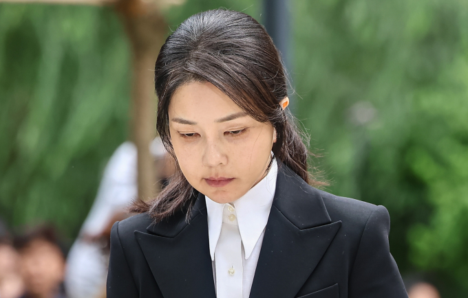 김건희 특검팀이 윤석열 전 대통령과 김 여사에 대한 소환 일정을 통보했다. 사진은 지난 8월 김건희 특검 사무실로 출석한 김 여사. /사진=뉴스1