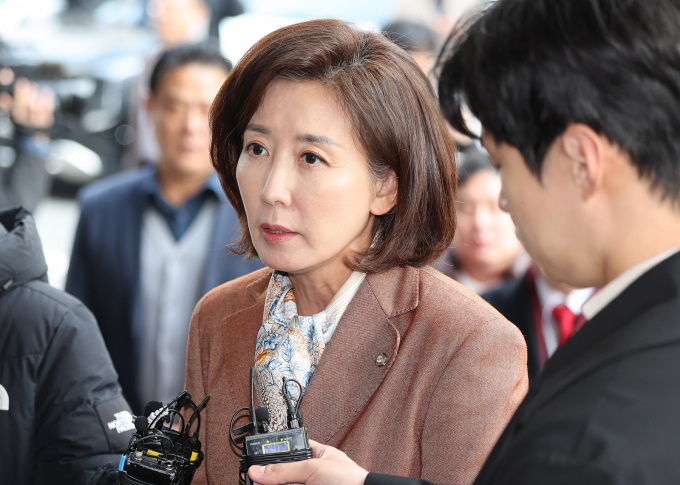 서울남부지법 형사합의11부가 20일 특수공무집행방해 등 혐의로 기소된 나경원 국민의힘 의원과 송언석 원내대표, 황교안 자유와혁신 대표에게 각 벌금형을 선고했다. 사진은 20일 나 의원이 서울 양천구 남부지법에서 열린 자유한국당 패스트트랙(신속처리안건) 충돌 사건 1심 선고 공판에 출석하는 모습. /사진=뉴스1