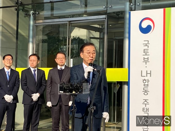김윤덕 국토부 장관이 그린벨트 추가 해제 등을 통해 연내 추가 공급 대책을 발표하도록 노력하겠다고 밝혔다. 사진은 질의에 대답하고 있는 김윤덕 국토부 장관. /사진=최성원 기자 