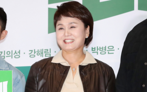 개그우먼 이경실의 달걀 브랜드 '우아란'이 고가 판매 논란에 휩싸인 가운데 우아란 공식 홈페이지에 이어 납품 판매처도 판매를 중단했다. 사진은 개그우먼 이경실 모습. /사진=스타뉴스