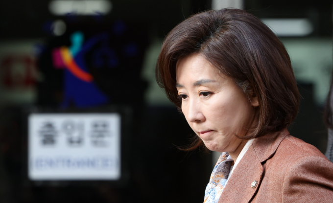 나경원 국민의힘 의원은 20일 국회 패스트트랙 충돌 사건 1심에서 벌금형을 선고받은 데 대해 "무죄 선고가 나오지 않은 것에 대해 아쉬움이 있다"고  전했다. 사진은 이날 나 의원이 서울 양천구 서울남부지방법원에서 열린 국회 '패스트트랙 충돌' 사건 1심 선고 후  법정을 나서는 모습. /사진=뉴시스