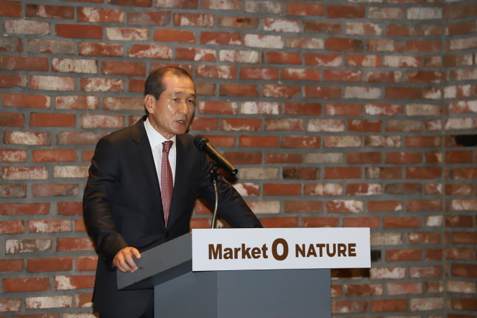 오리온이 업계 불황 속에서 지속해서 최대 실적을 경신하며 성장세를 보이고 있다. 업계는 '비용은 줄이되 미래에는 과감히 투자하는' 허인철 오리온그룹 부회장의 역설적인 경영 방식을 비결로 꼽는다. /사진=오리온